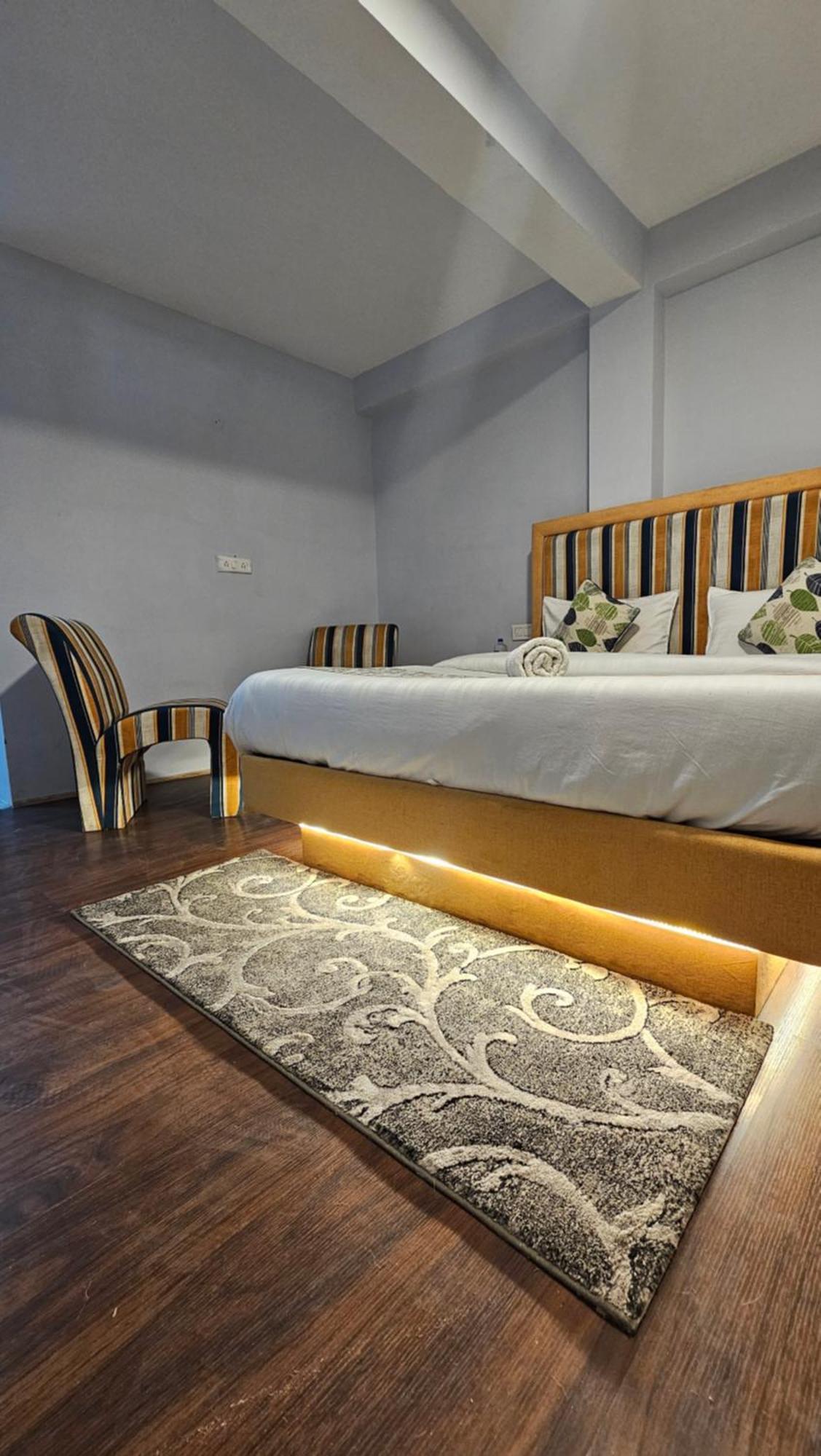 Hotel English Rose, #Personal Parking, #Petfriendly, #Garden, #Bonfire Under The Stars Manāli Exteriör bild